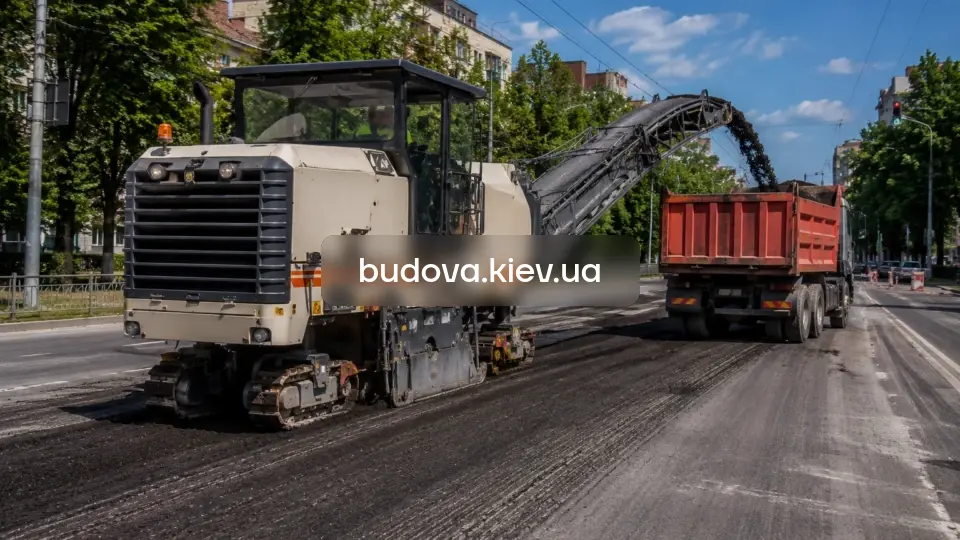 Демонтаж асфальтного покриття у Києві — дорожня фреза Wirtgen фрезерує старий асфальт